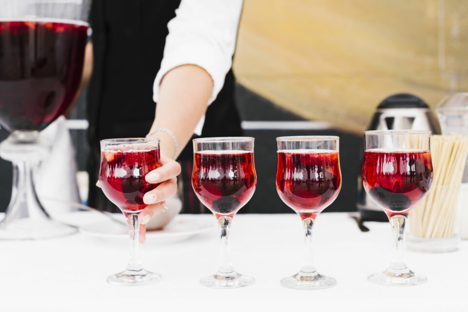 Freepik - photo d'illustration - Servir le vin, c’est avant tout un geste d’attention. Ce n’est pas la quantité qui compte, mais la manière de le partager.