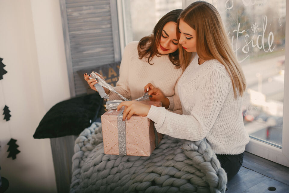 Freepik - Photo d'illustration - Offrir un cadeau à une jeune maman, c’est lui dire : tu n’es pas seule, tu es précieuse autant que ton bébé.