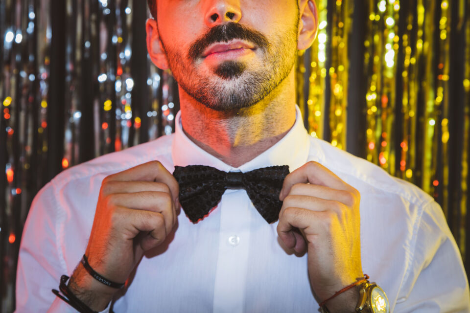 Freepik - Photo d'illustration - organiser une Movember Party, c’est prouver qu’une soirée festive peut être à la fois drôle, élégante et solidaire.