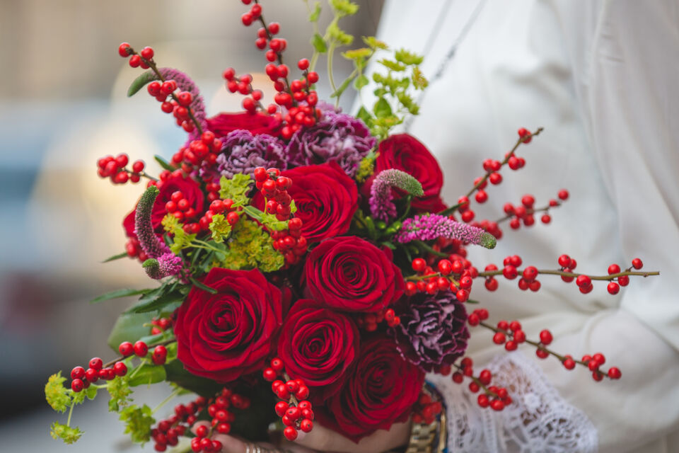 Freepik Photo d'illustration :&nbsp;Un mariage est avant tout un moment d’émotion, et les fleurs en sont la signature visuelle. Les variétés robustes, bien choisies, permettent d’offrir un décor à la fois raffiné, durable et plein de sens.