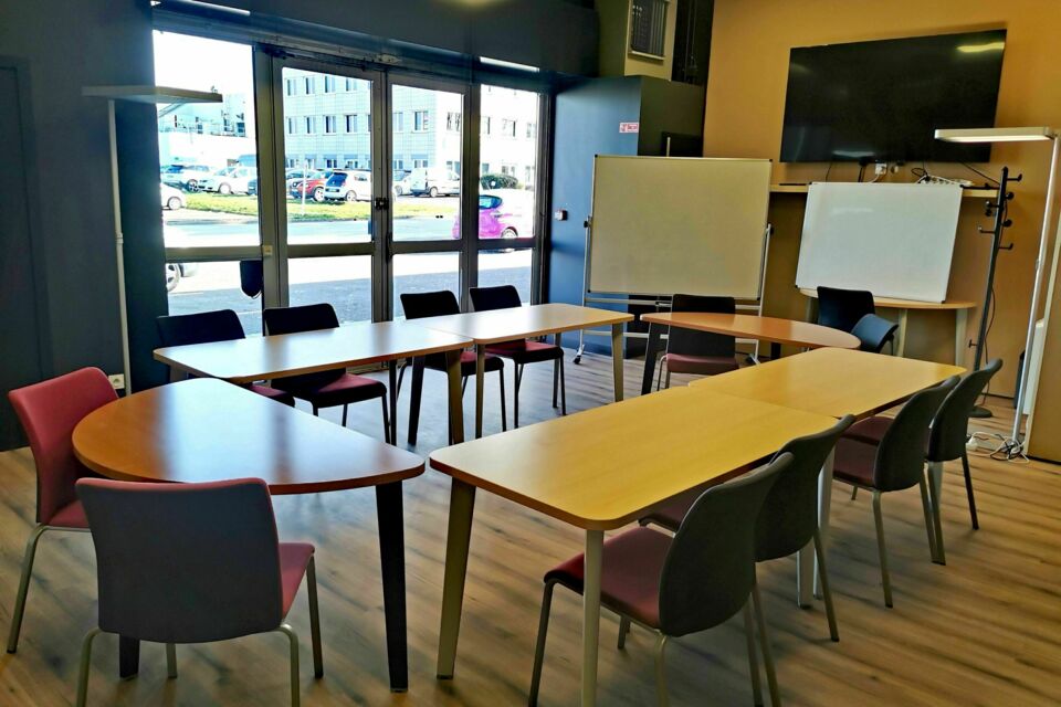 ABC Salles – DR - F5 Chenôve est un lieu moderne et modulable situé aux portes des grands crus de Bourgogne, idéal pour organiser des réunions, séminaires et événements privés dans un cadre élégant et fonctionnel. 