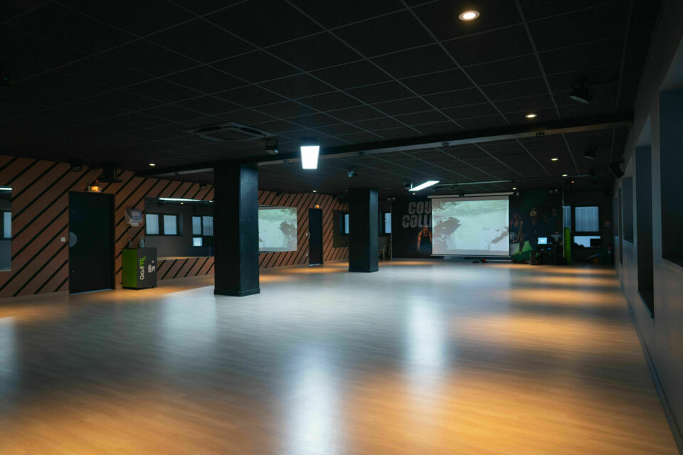 ABC Salles – DR - Au cœur des terres viticoles du Dijonnais, Gigafit Dijon XL incarne un espace premium dédié au sport et au bien-être, idéal pour des événements professionnels dans un cadre élégant et dynamique. 