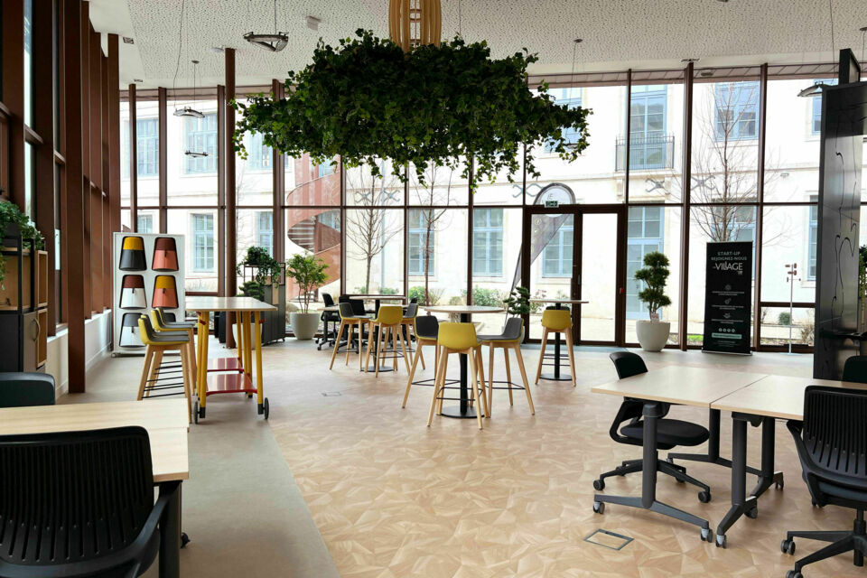 ABC Salles – DR - Pensé comme un catalyseur d’idées et de rencontres, Le Village by CA Champagne Bourgogne offre aux entreprises un cadre moderne, idéal pour organiser des événements professionnels en Bourgogne. 