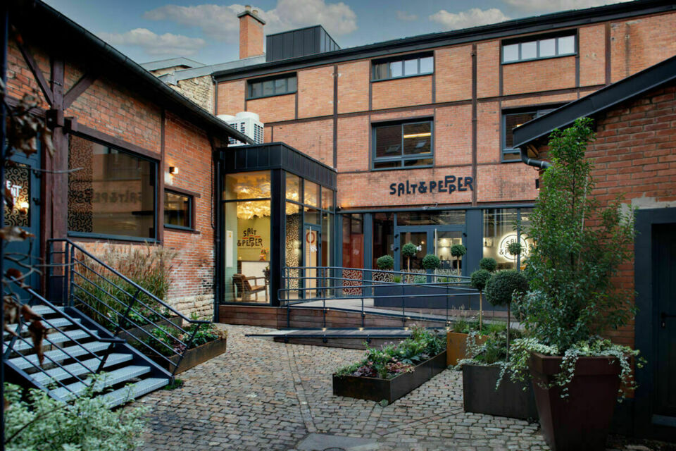 ABC Salles – DR - Salt & Pepper est un bâtiment ancien rénové niché en plein centre-ville de Dijon, mêlant architecture industrielle revisitée et cour pavée, pour proposer des ateliers de cuisine, séminaires modulables et dégustations haut de gamme. 