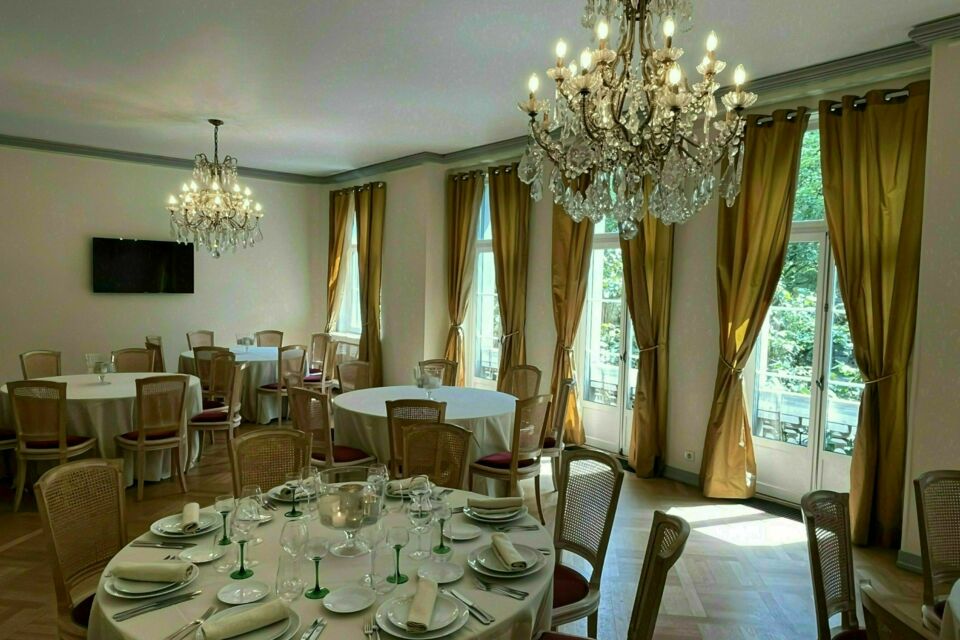 ABC Salles – DR - Hôtel particulier, jardin secret et élégance absolue… Vos événements prennent une autre dimension aux Salons du Cercle européen. 