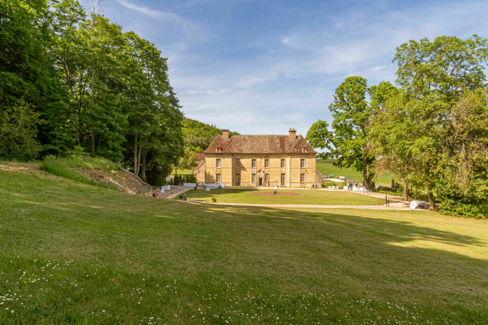 ABC Salles – DR - Son vaste parc bordé de pierres d’époque fait du Château d’Entre-Deux-Monts un lieu rare pour célébrer vos moments forts dans un décor historique et préservé.