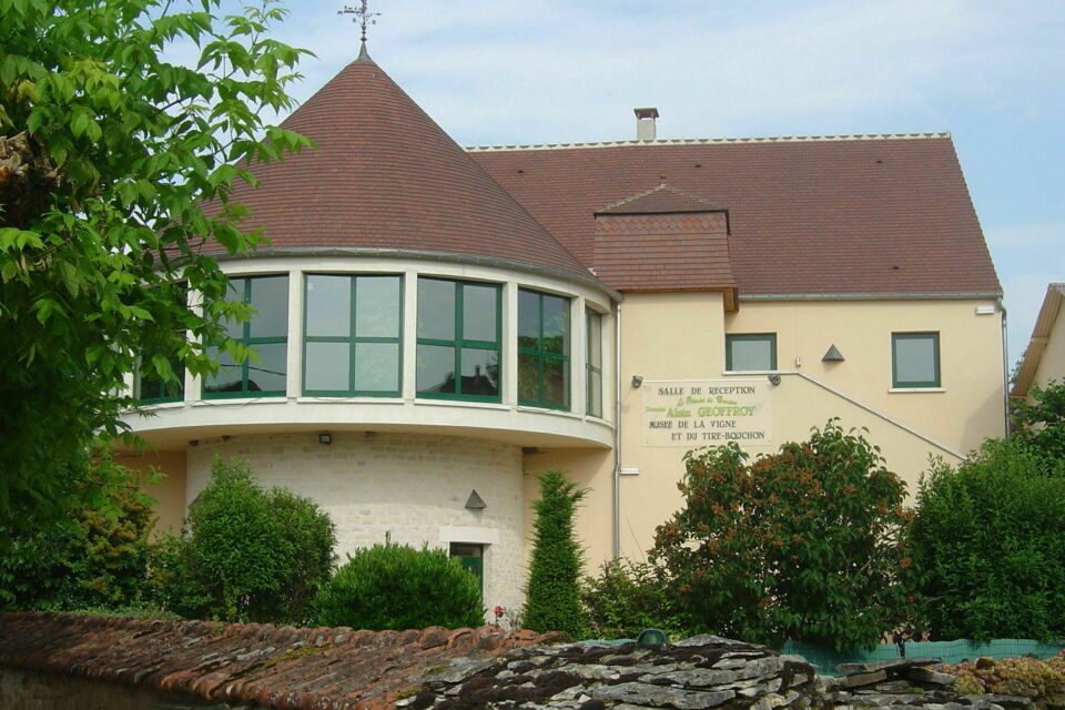 ABC Salles – DR - Avec sa vue imprenable sur les vignes chablisiennes, le Prieuré de Baudon offre un cadre lumineux et bucolique pour des réceptions au charme authentique.