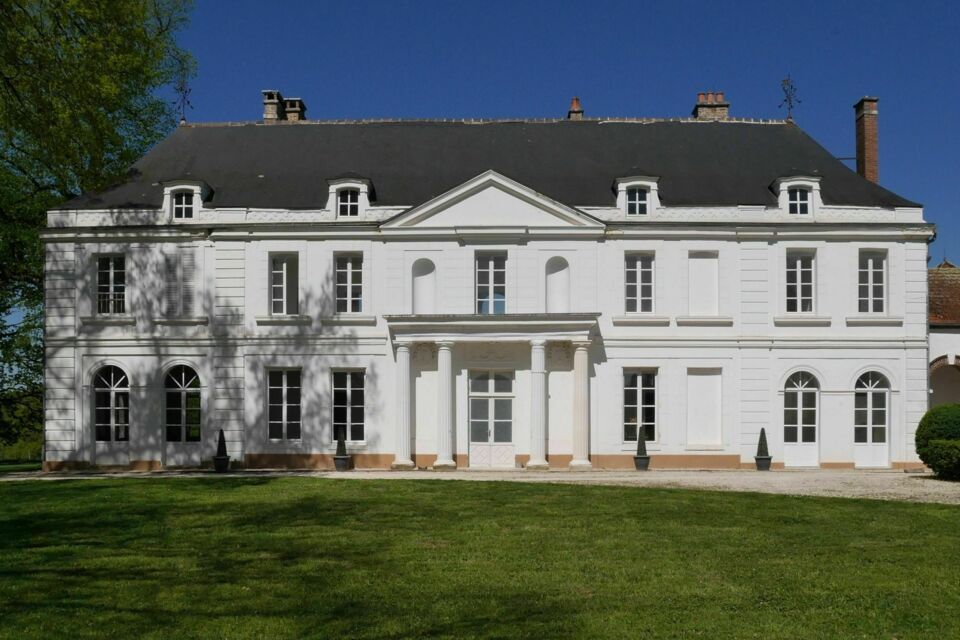 ABC Salles – DR - Sa terrasse panoramique ouverte sur la campagne bourguignonne fait du Château de Monfort un lieu privilégié pour des célébrations élégantes et inoubliables.