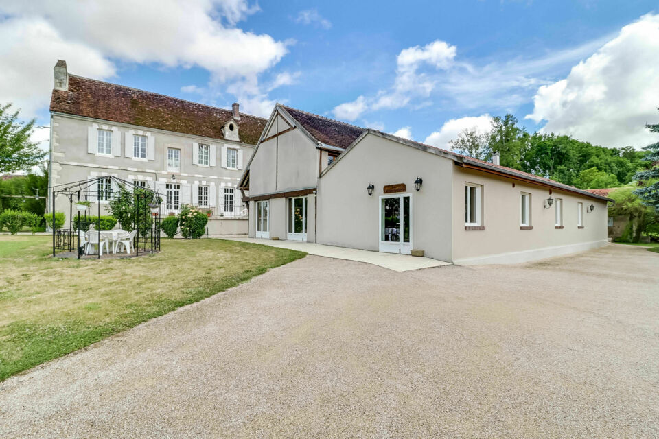 ABC Salles – DR - Sa grande salle de caractère ouverte sur un parc arboré fait de la Commanderie de Launay un lieu idéal pour des réceptions chaleureuses et élégantes.