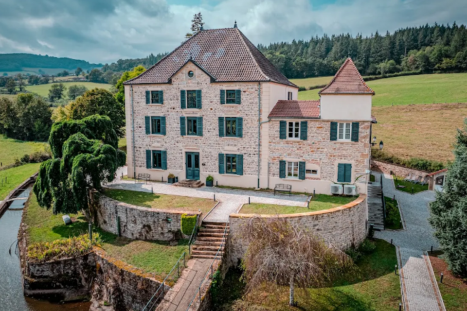ABC Salles – DR - Sa vaste demeure baignée de lumière et ouverte sur un jardin paisible fait des Arbillons un lieu idéal pour célébrer vos moments précieux en toute intimité.