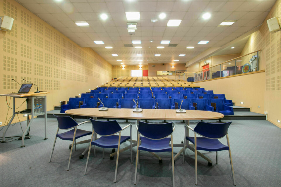 ABC Salles - DR - L'auditorium moderne du CeeD à Strasbourg Hautepierre, un centre d'excellence parfaitement équipé pour vos congrès et conférences d'entreprise.