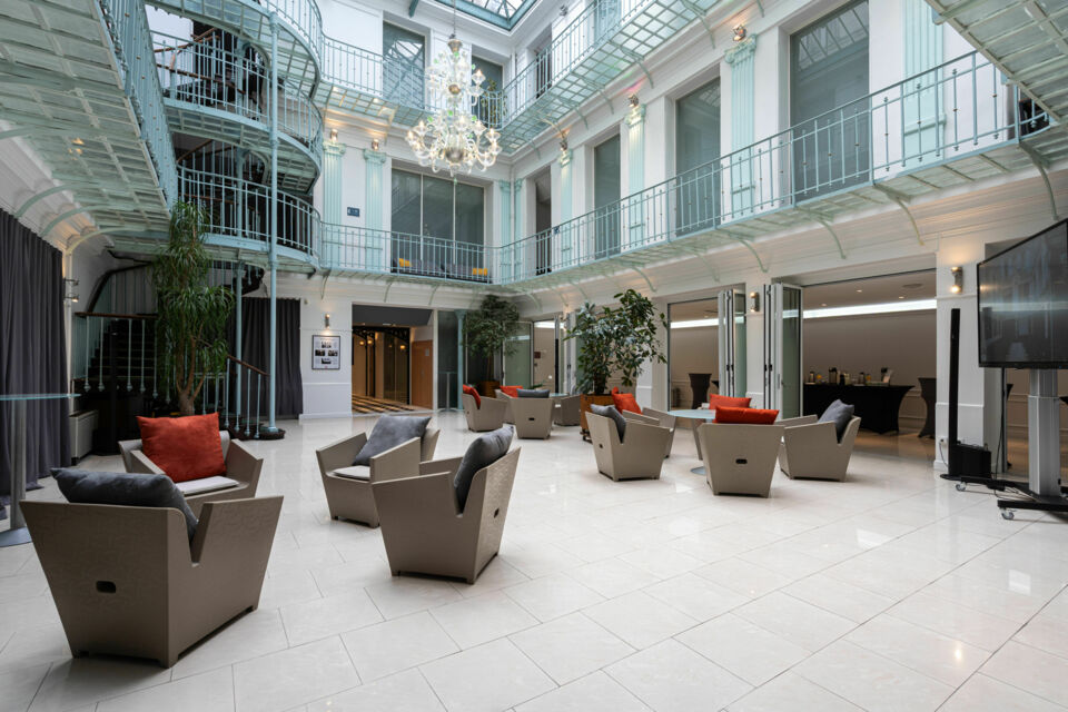 ABC Salles – DR - Sous sa verrière Eiffel baignée de lumière, l’Espace Cléry offre un cadre parisien élégant pour réunir collaborateurs et familles en fin d’année.