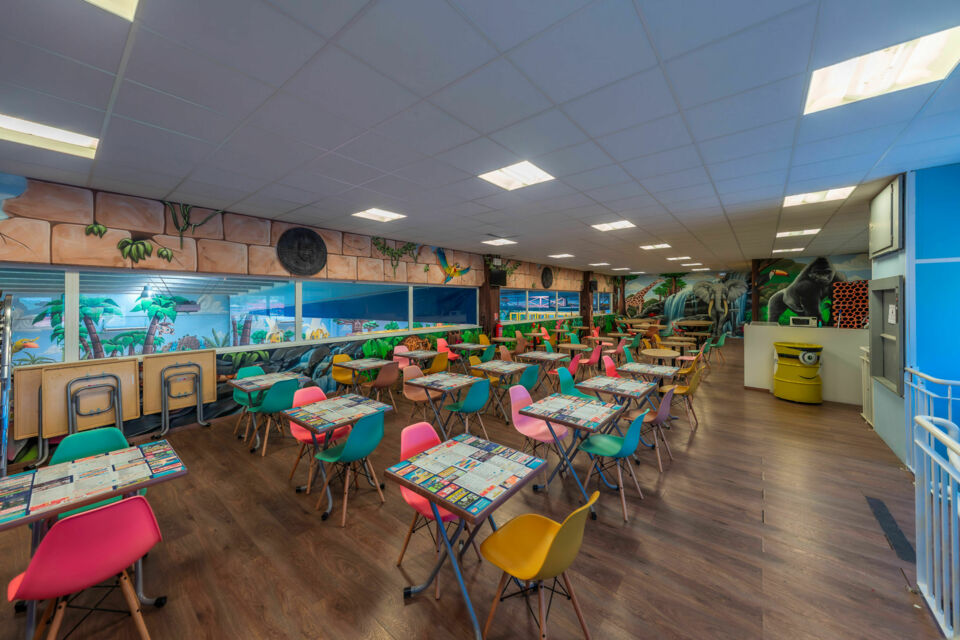 ABC Salles- DR - Avec son décor immersif façon jungle et son immense parking privé, Jungle Indoor offre un cadre ludique et pratique pour accueillir collaborateurs et familles.