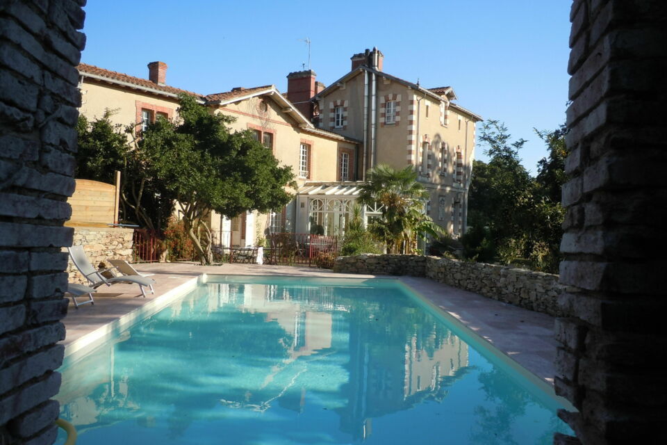 ABC Salles – DR - Au cœur d’un vaste domaine naturel, le Hameau la Muraillère séduit par son cadre authentique et apaisant, idéal pour réunir équipes et familles.