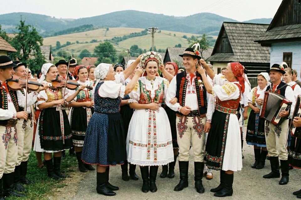 Gemini - Photo d'illustration -&nbsp;Entre chants anciens, danses folkorisées et rites symboliques, le mariage slovaque déploie une tradition vibrante où chaque geste raconte une histoire.