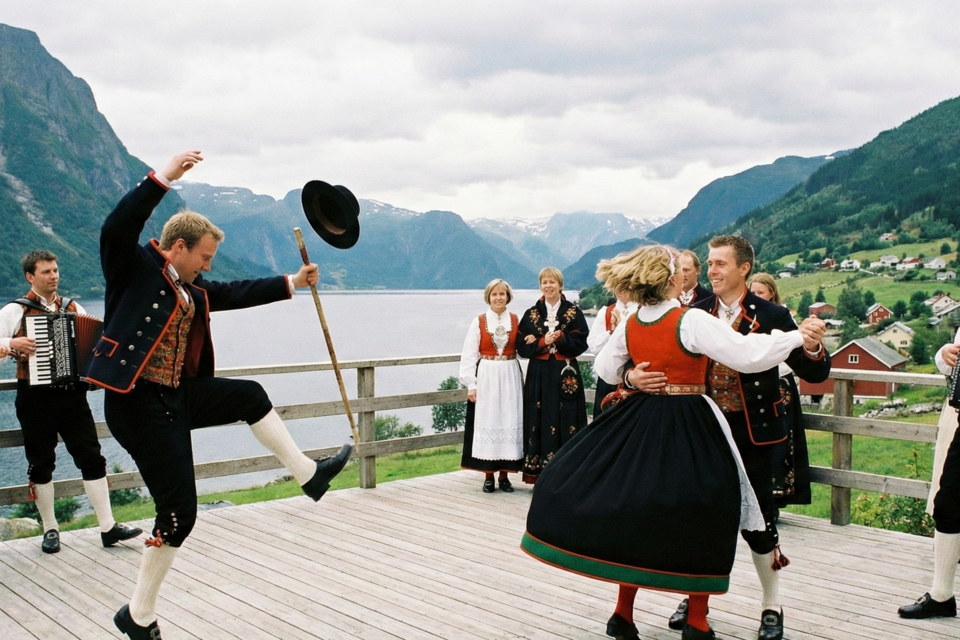 Photo d'illustration - En Norvège, les mariages s’animent avec le Halling et le Springar, danses traditionnelles alliant virtuosité, rythme et élégance, où la fête célèbre l’amour au cœur d’une culture vivante et vibrante.