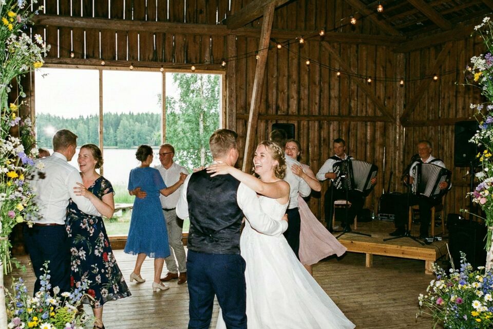 Gemini - Photo d'illustration -&nbsp;Le Humppa et le Jenkka, danses traditionnelles finlandaises, insufflent énergie et convivialité aux mariages, mêlant rythmes entraînants et esprit festif pour unir les invités dans une joie partagée.