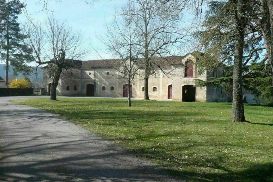 ABC Salles – DR - Château Les Bouysses déploie son charme séculaire entre vignes et noyers, offrant un écrin lumineux où chaque réception trouve son caractère.