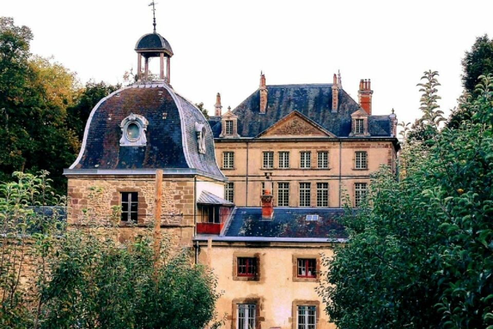 ABC Salles - DR - Majestueux au cœur de la Drôme, le Château de Crépol déploie ses jardins et son architecture historique, offrant un écrin solaire et raffiné pour mariages, séminaires et célébrations inoubliables. 