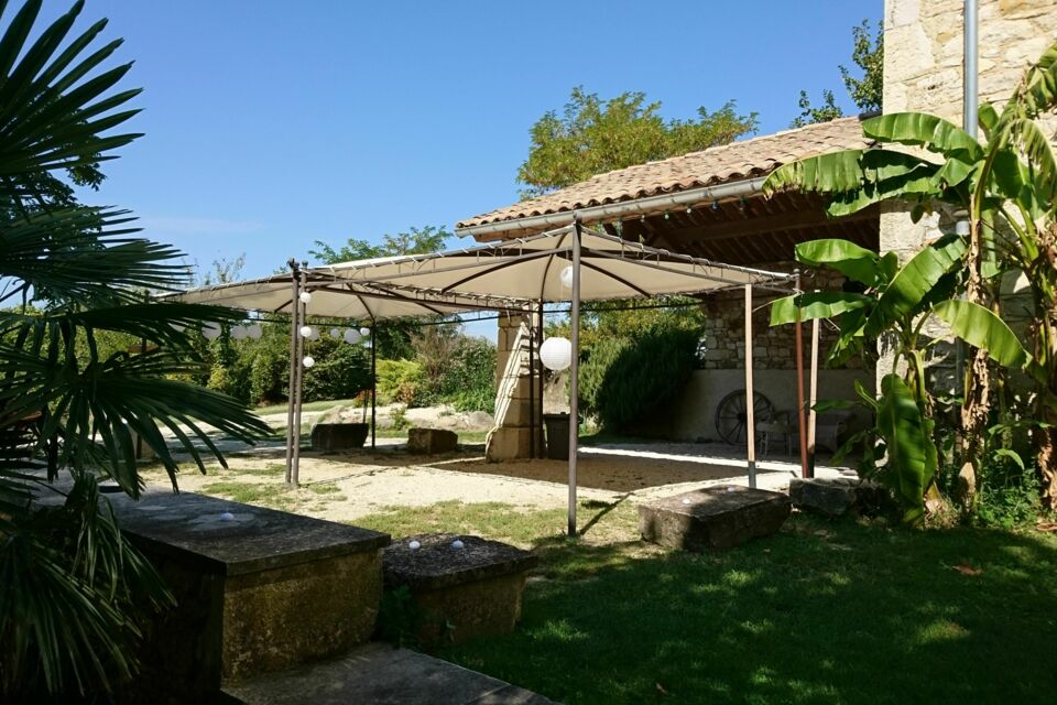 ABC Salles - La Fabrique 26, ferme de caractère au cœur de la Drôme, offre salle climatisée et vastes extérieurs façon “Toscane française”, idéale pour mariages, séminaires et soirées festives jusqu’à 190 convives 