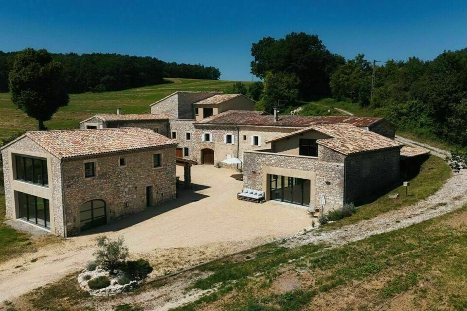 ABC Salles - DR - Maison Girardon, un domaine éco-responsable au cœur de la Drôme provençale, offre des espaces de de charme entre pierres anciennes, lavandes et vue imprenable pour mariages, séminaires et célébrations uniques. 