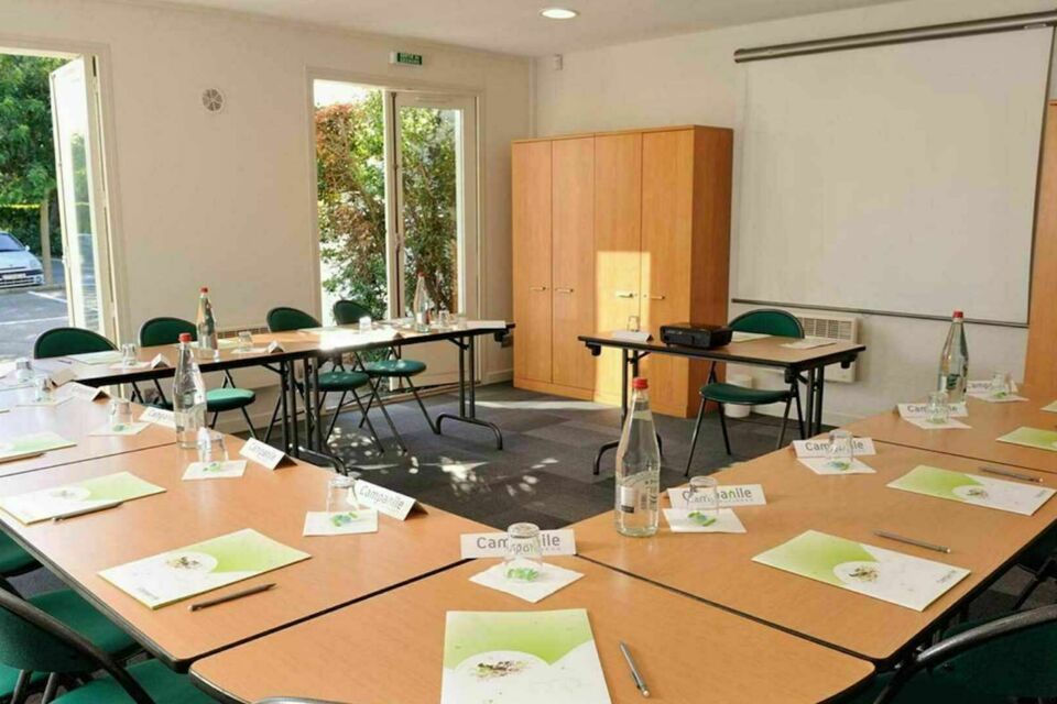 ABC Salles -  DR- Salle de réunion du Campanile Valence Sud : un cadre fonctionnel et chaleureux où vos équipes profitent du Sud, entre accessibilité TGV et organisation fluide, sans la logistique infernale. 