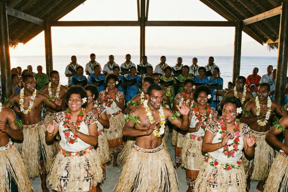 Gemini - Photo d'illustration - Le Meke, danse de mariage fidjienne, unit chants et gestes puissants : un chœur des îles où tradition, énergie collective et célébration s’entrelacent pour offrir aux mariés un moment inoubliable.