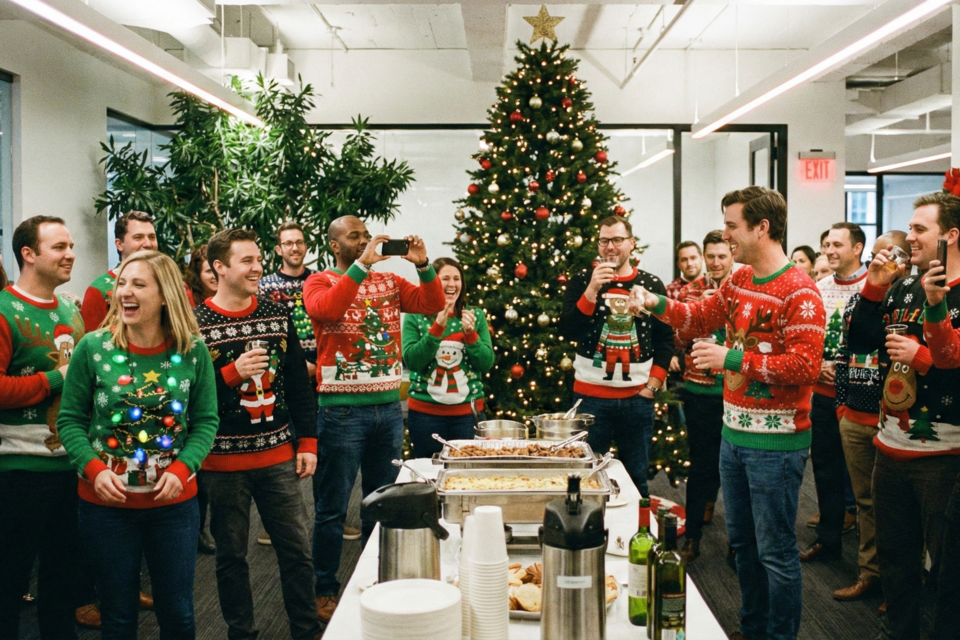 Gemini – Photo d’illustration - Le pull de Noël n’habille pas seulement les corps : il détend les fêtes et rapproche les gens.