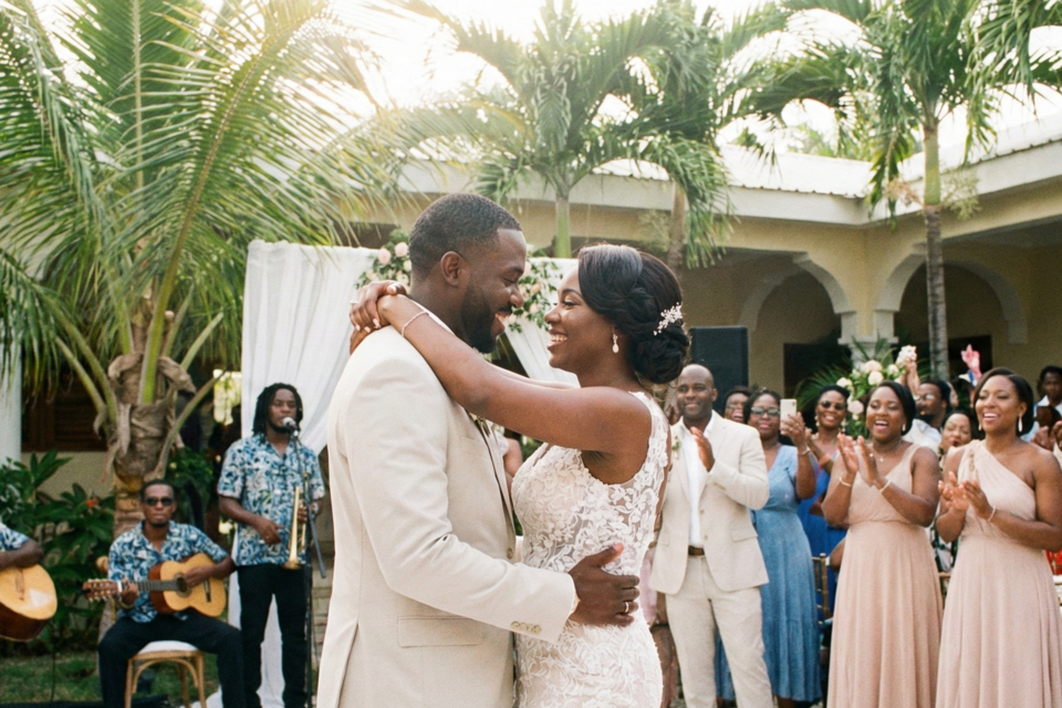 Gemini - Photo d'illustration -&nbsp;&nbsp;Sous les rythmes du konpa et de la cadence, l’animation de mariage en Haïti devient une célébration vibrante où danse, tendresse et joie s’unissent pour illuminer la piste des mariés.