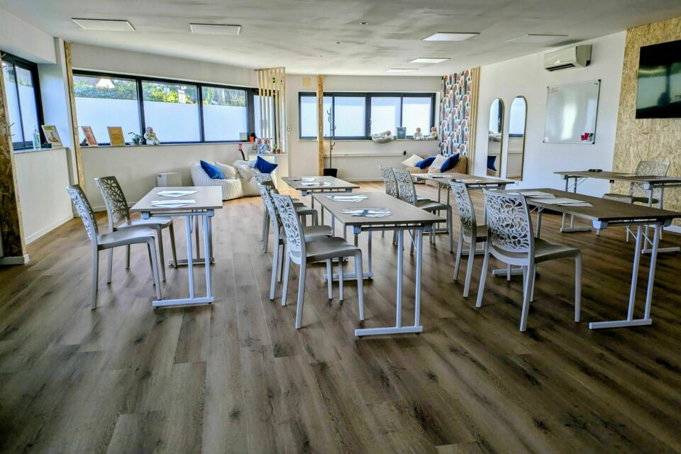 ABC Salles - DR - Niché à Séné, la Salle de Formation de Calipeton Formations offre un cadre modulable et convivial, idéal pour séminaires, ateliers et réunions d’équipes.