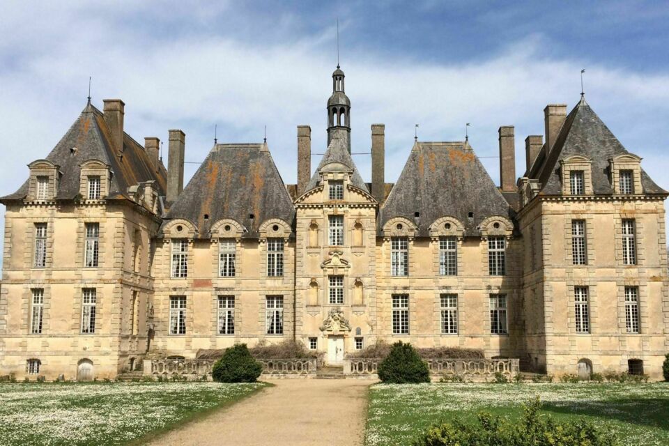 ABC Salles – DR - Entre douves en eau, jardins classés et pierres chargées d’histoire, le Château de Saint-Loup offre un décor majestueux où chaque réception prend des airs de conte intemporel.  