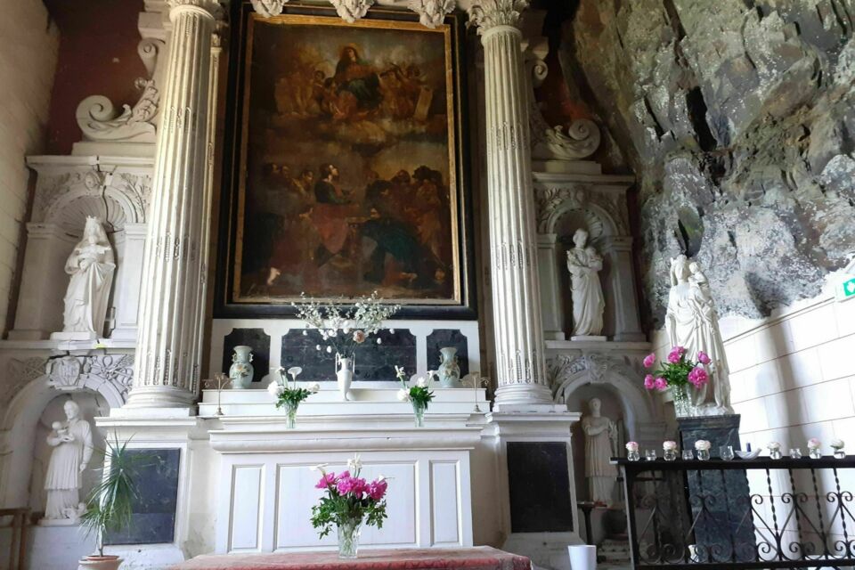 ABC Salles - Dr - L’Ancien Couvent de la Baumette, perché sur les coteaux de la Maine, offre un cadre sacré et majestueux, idéal pour une fête inspirée de la foi catholique, entre communion et lumière.