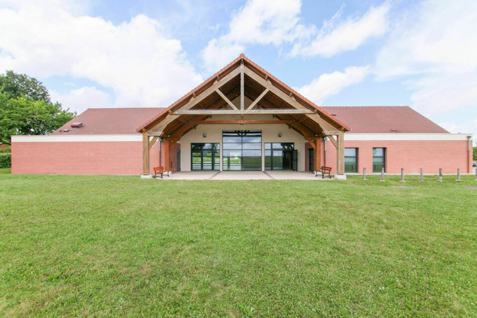 ABC Salles - DR - La Salle Pluriactivité Léandre Nicolas offre un espace modulable et convivial, idéal pour mariages, séminaires ou réceptions, avec la nature et les grands lacs en toile de fond. 