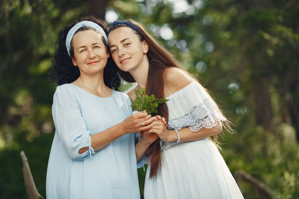 Freepik Photo d'illustration : Se lancer dans la vie à deux, c’est accepter de ne pas tout maîtriser. Les conseils de maman, papa, mamie ou papi ne promettent pas un mariage parfait, mais ils offrent un réconfort précieux au moment de s’engager.