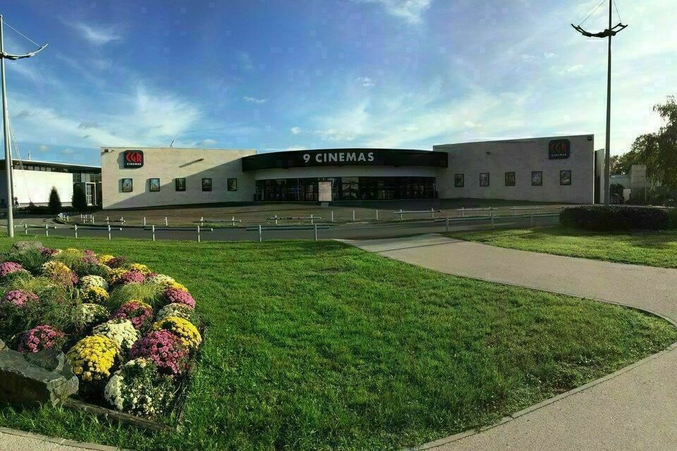 ABC Salles – DR – Quand l’image devient le décor de vos temps forts professionnels : un cinéma transformé en scène événementielle, au service des idées et des échanges.