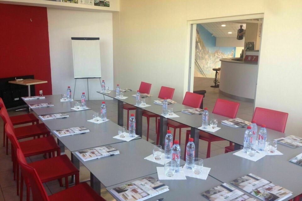 ABC Salles - DR - Le Brit Hôtel Montargis allie confort moderne et décor automobile vintage, offrant un cadre pratique et original pour séminaires résidentiels et journées d’étude.