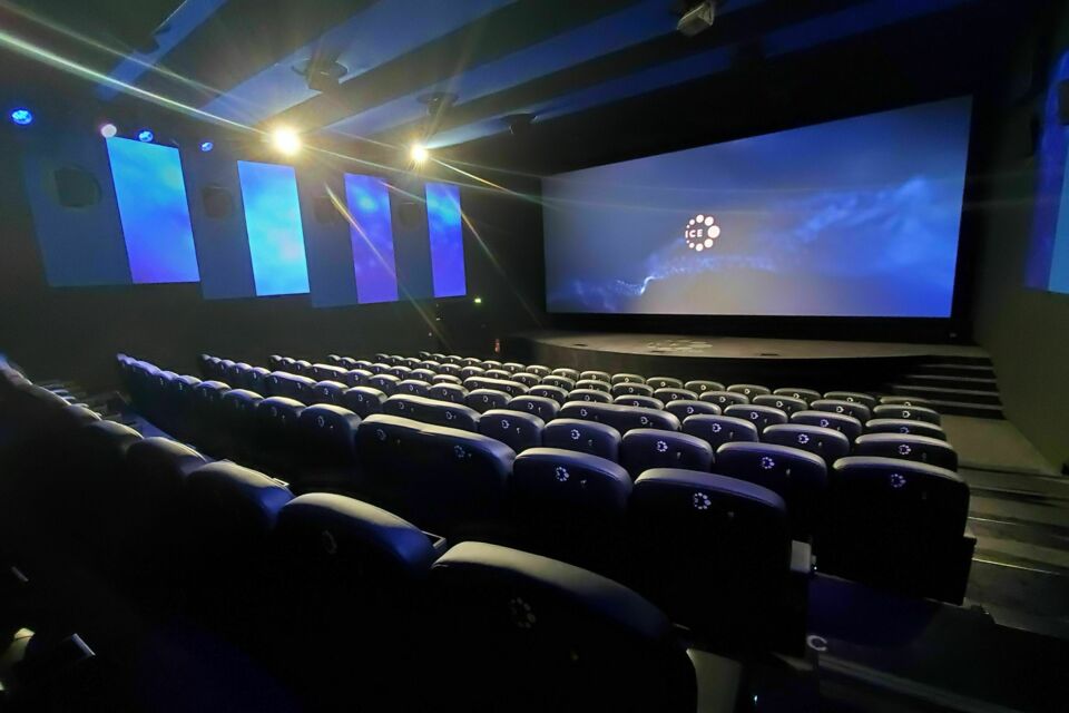  ABC Salles – DR - Pensé pour la prise de parole et l’impact visuel, le CGR Tarnos offre un décor atypique où les événements professionnels gagnent en intensité et en mémorabilité.  