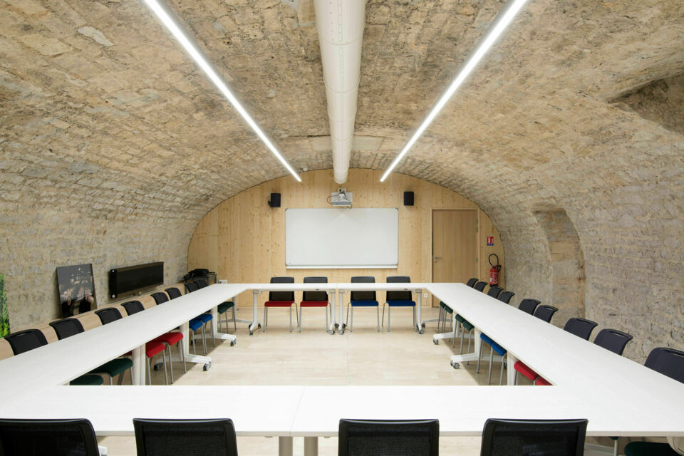 ABC Salles - DR - Nichée dans un cadre moderne et verdoyant et alliant confort, sérénité et équipements professionnels pour des événements réussis, la Salle de Réunion Nicolas Tournier à Vuillecin est un excellent choix pour vos réunions d'affaire. 