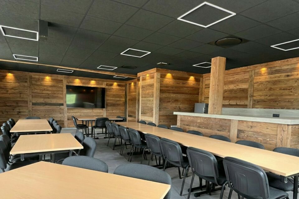 ABC Salles - DR - Espace chaleureux et moderne, tout en bois, la salle de réunion Nicolas Tournier à Vuillecin est le lieu parfait pour accueillir vos événements professionnels dans le Doubs.  