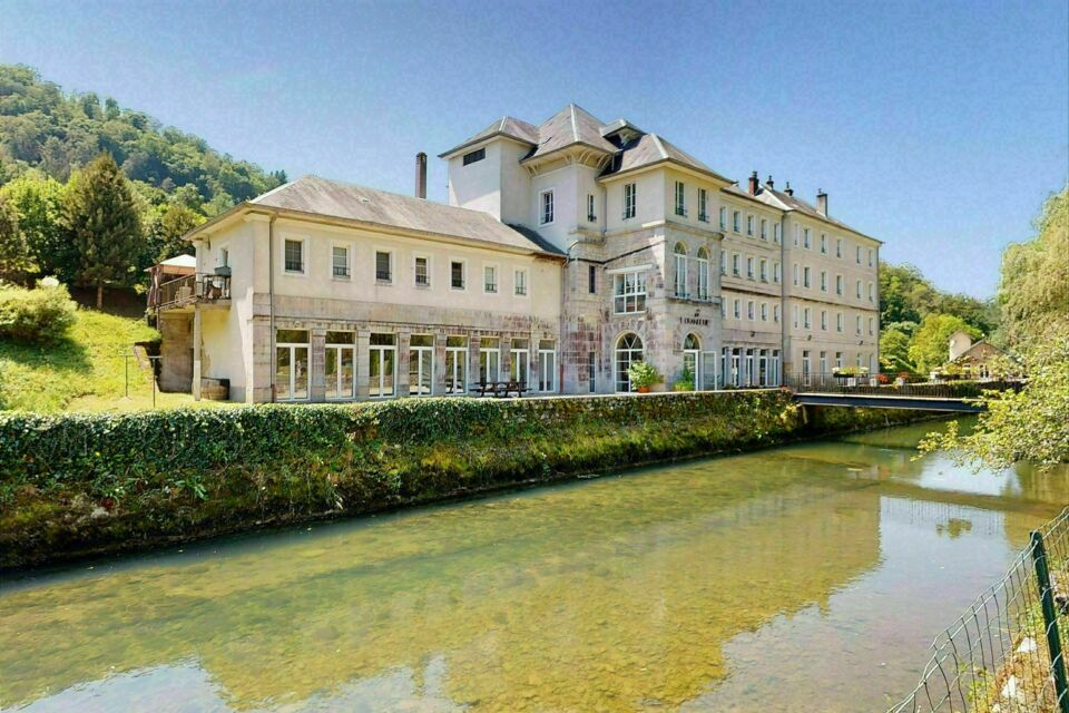 ABC Salles – DR - Domaine Les Bains, château thermal de caractère niché dans une vallée classée, offre un cadre unique et festif pour célébrer mariages, réceptions et grands moments de vie en toute liberté.