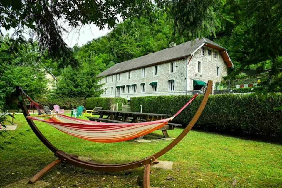 ABC Salles – DR - Le Gîte de Groupe La Truite d’Or, entièrement privatisé au bord de la Loue, est le lieu idéal pour des réceptions intimistes et festives entre amis ou en famille, dans un cadre naturel d’exception.