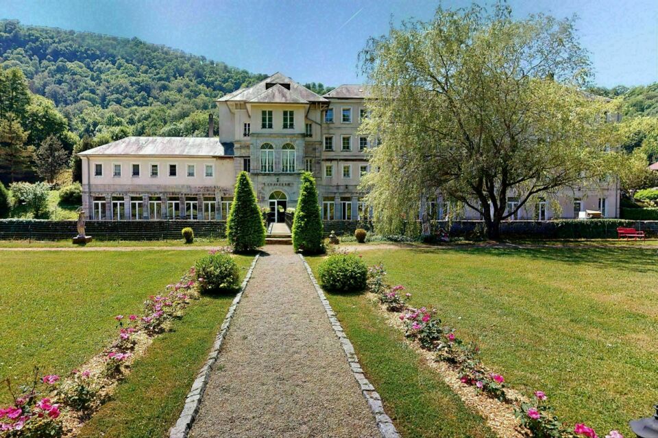 ABC Salles – DR - Parmi les établissements emblématiques du Doubs, le Domaine Les Bains se distingue par son château thermal de caractère, idéal pour organiser mariages et réceptions festives dans un cadre naturel et historique.