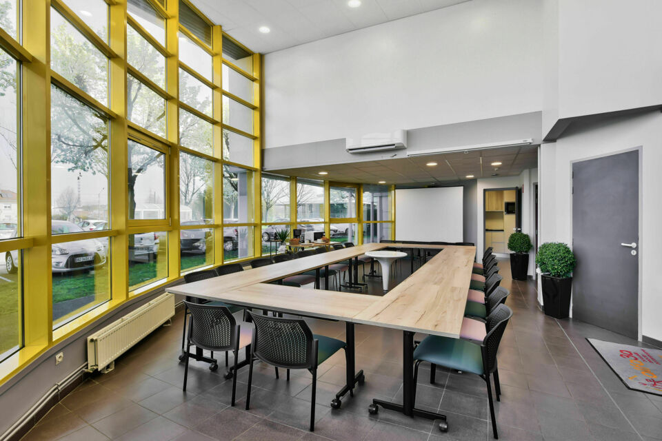 ABC Salles - DR - En plein cœur de Bourg-en-Bresse, la salle Juliette Récamier offre un cadre lumineux et modulable, idéal pour réunions, formations et ateliers, alliant confort, accessibilité et convivialité. 