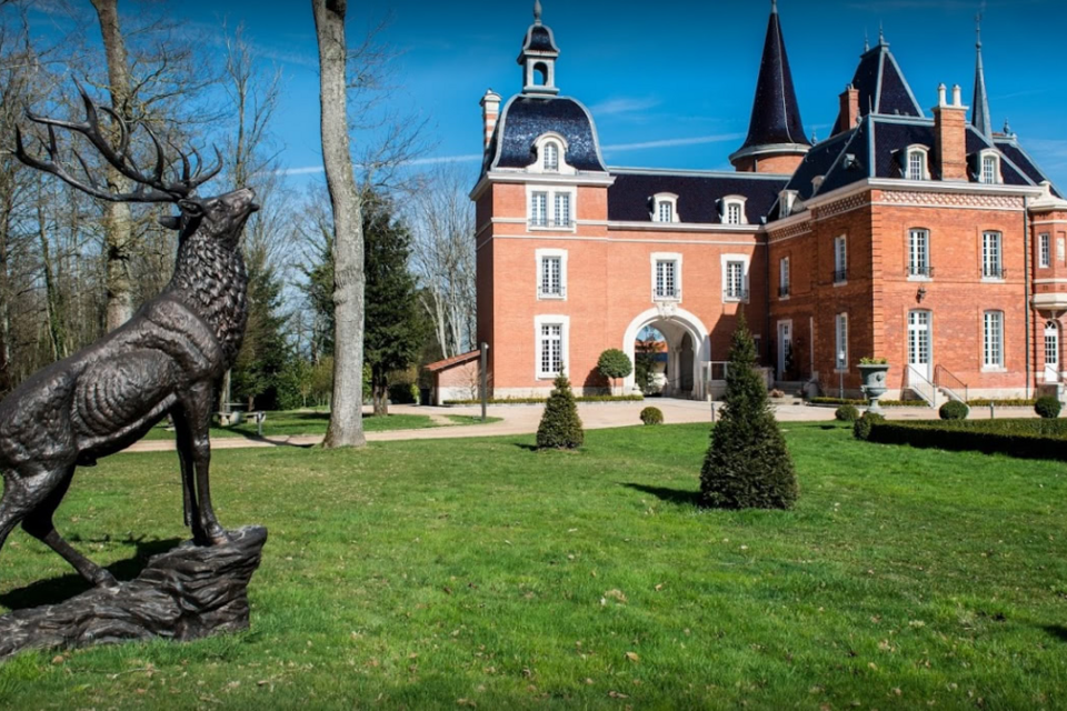 ABC Salles - DR - Dans l’Ain, le Château des Creusettes incarne l’élégance des lieux de réception entre lacs et montagnes aux portes de Lyon, alliant patrimoine architectural et nature préservée 