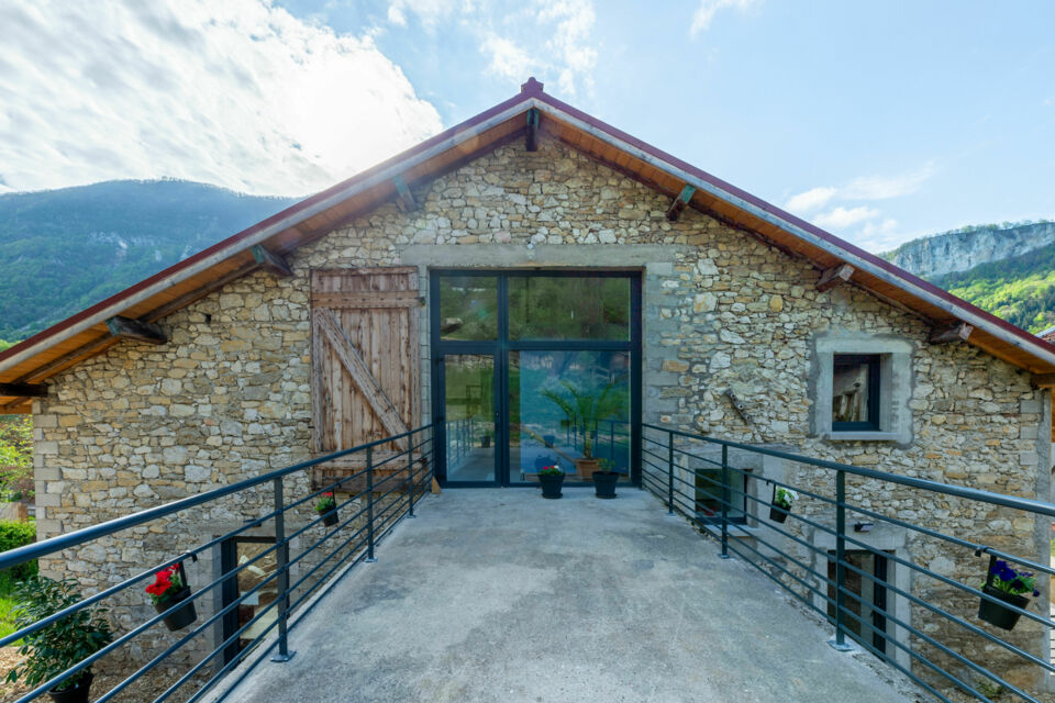 ABC Salles - Dr - La Ressource offre un cadre intimiste avec vues panoramiques et sauna, idéal pour les séminaires, retraites ou anniversaires dans une atmosphère chaleureuse et inspirante.  