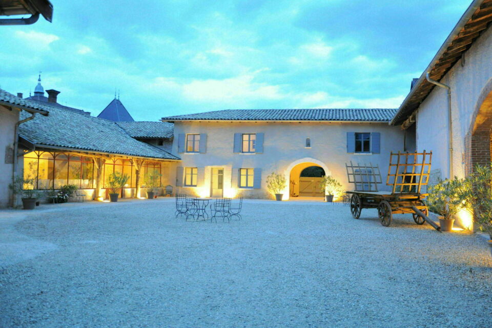 ABC Salles - Dr - Le Domaine d’Amareins offre un cadre prestigieux et éco‑responsable, où nature, authenticité et convivialité se conjuguent pour célébrer des événements privés et professionnels.  
