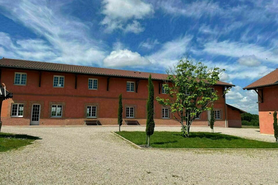 ABC Salles - Dr - À Montluel, le Petit Boiron met à disposition un cadre fonctionnel et convivial, pensé pour accueillir vos événements privés ou professionnels en toute sérénité. 