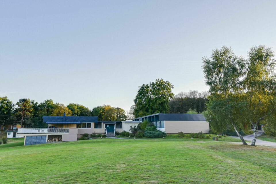 ABC Salles – DR - Nichée au bord du lac de Miel, le Domaine La Fontaine conjugue nature, élégance et grands volumes pour accueillir des réceptions festives dans un cadre lumineux et résolument ressourçant.