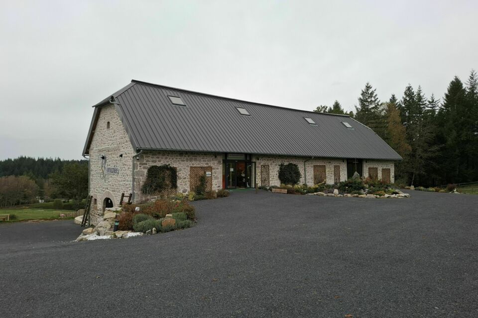 ABC Salles – DR - Entre pierre, bois et nature corrézienne, le Domaine de la Romanée Sofia offre un cadre authentique et élégant pour célébrer mariages et réceptions au cœur d’un paysage préservé.