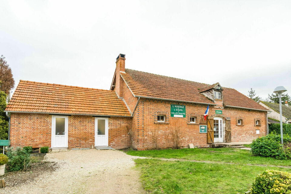 ABC Salles – DR - Un cadre champêtre à Sennely, l’Auberge de Villechaume combine authenticité, espaces modulables et cuisine régionale, avec un parc et un lac pour une ambiance nature et conviviale.